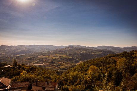 Piemant Castino Dorf Alta Langa Panorama